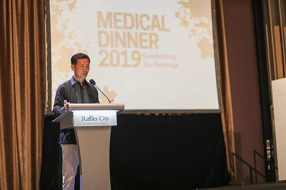 BERKHIDMAT UNTUK RAKYAT DAN NEGARA: Menteri Pendidikan Ong Ye Kung semasa berucap di majlis jamuan malam Sekolah Perubatan Yong Loo Lin School menekankan pentingnya kakitangan dan institusi awam mendukung etika dan memberi perkhidmatan yang baik. - Foto KEMENTERIAN PENDIDIKAN