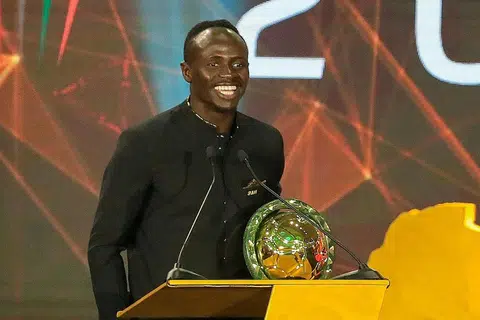 PEMAIN TERBAIK: Mane ditabal sebagai Pemain Terbaik Afrika 2019, mengatasi rakan sepasukan Mohamed Salah dan pemain Manchester City, Riyad Mahrez. - Foto AFP