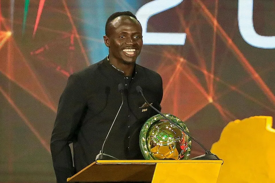 PEMAIN TERBAIK: Mane ditabal sebagai Pemain Terbaik Afrika 2019, mengatasi rakan sepasukan Mohamed Salah dan pemain Manchester City, Riyad Mahrez. - Foto AFP
