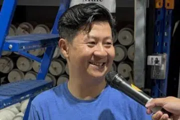Encik Terry Ong mengukir batu nisan untuk perkuburan Islam sejak 2016 lagi. 