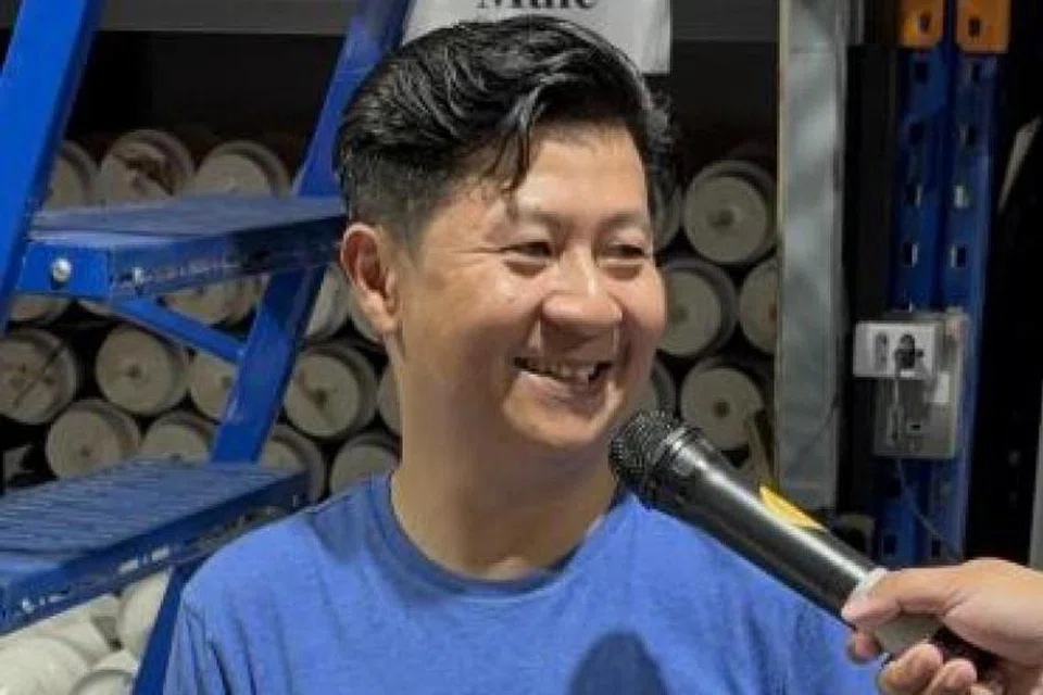 Encik Terry Ong mengukir batu nisan untuk perkuburan Islam sejak 2016 lagi. 