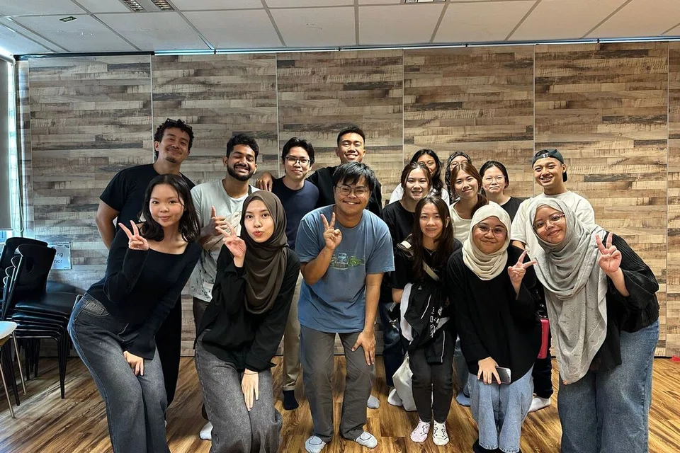 Encik Afeef Ikhwan Mohammad Ariffin, (berdiri di barisan depan, tiga dari kiri) bersama rakan-rakan ahli Jawatankuasa Universiti Nasional Singapura (NUS) Mekar dan sukarelawan di badan tidak mengaut untung, MIJ Hub.