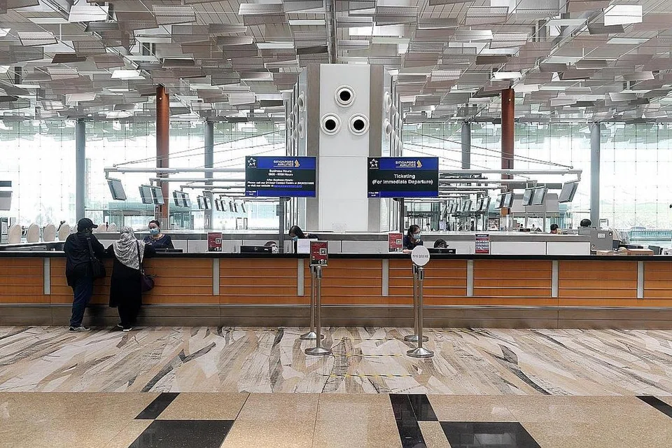 MAKMAL DI CHANGI: Pemerintah akan menubuhkan sebuah makmal khusus ujian Covid-19 di Lapangan Terbang Changi, untuk menyokong pemulihan penerbangan. Proses menjalankan ujian adalah penting untuk membuka perjalanan udara, kata Encik Ong di Parlimen semalam. - Foto BH oleh ALPHONSUS CHERN dan ONG WEE JIN