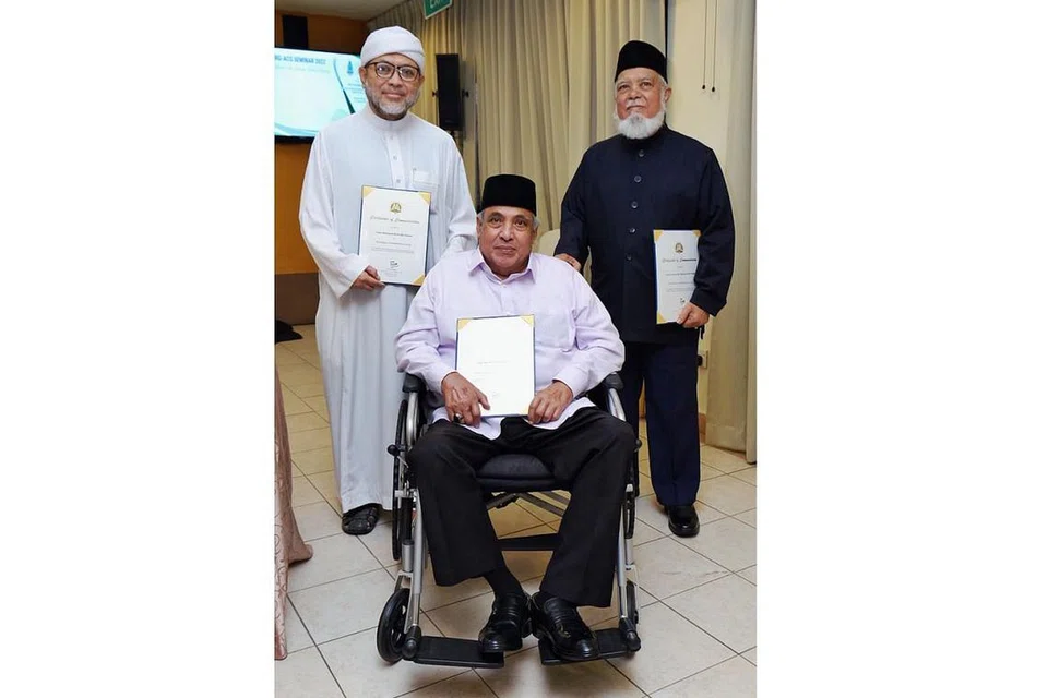 PEMIMPIN AGAMA MAPAN: (Dari kiri) Pengerusi bersama RRG, Ustaz Mohamad Hasbi Hassan dan Ustaz Ali Haji Mohamed, bersama mantan Mufti, Syed Isa Semait. - Foto BH oleh KHALID BABA 