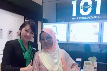 PUAS HATI: Penulis (kanan) di cawangan syarikat Beijing 101 di pusat beli-belah Funan Mall, yang merupakan cawangan pertamanya yang telah menjalani ubah suai dengan sentuhan baru. Di sini beliau telah menjalani rawatan kulit untuk mengenal pasti sebarang masalah yang mungkin dialami. - Foto BH oleh SHAHIDA SARHID