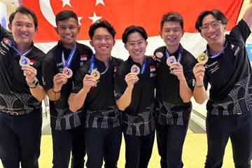 Pasukan Boling Singapura yang terdiri daripada (dari kiri) Jaris Goh, Nu’man Syahmi, Mike Ong, Joel Tan, Darren Ong dan Jomond Chia muncul  juara Kejohanan Boling Tenpin Asia yang berlangsung di  Bangkok pada 23 September.