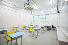 Bilik darjah di Rumah Tumpangan Remaja Perempuan Singapura (SGH), salah satu Rumah Tumangan Remaja Kementerian Pembangunan Sosial dan Keluarga (MSF) tempat remaja berisiko tinggi menjalani hukuman. SGH menyediakan program pendidikan, pemulihan, dan pembangunan holistik yang disesuaikan untuk memenuhi keperluan penghuni dan mengurangkan risiko kesalahan berulang.