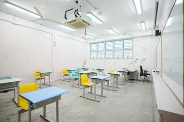 Bilik darjah di Rumah Tumpangan Remaja Perempuan Singapura (SGH), salah satu Rumah Tumangan Remaja Kementerian Pembangunan Sosial dan Keluarga (MSF) tempat remaja berisiko tinggi menjalani hukuman. SGH menyediakan program pendidikan, pemulihan, dan pembangunan holistik yang disesuaikan untuk memenuhi keperluan penghuni dan mengurangkan risiko kesalahan berulang.