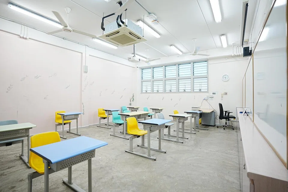 Bilik darjah di Rumah Tumpangan Remaja Perempuan Singapura (SGH), salah satu Rumah Tumangan Remaja Kementerian Pembangunan Sosial dan Keluarga (MSF) tempat remaja berisiko tinggi menjalani hukuman. SGH menyediakan program pendidikan, pemulihan, dan pembangunan holistik yang disesuaikan untuk memenuhi keperluan penghuni dan mengurangkan risiko kesalahan berulang.