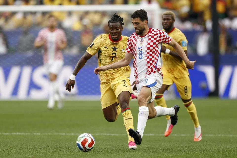 Pemain Croatia, Mateo Kovacic (tengah), dalam aksi perlawanan Kumpulan L ketika mengatasi Ghana 2-1 di Stadium Philadelphia pada 28 Jun.