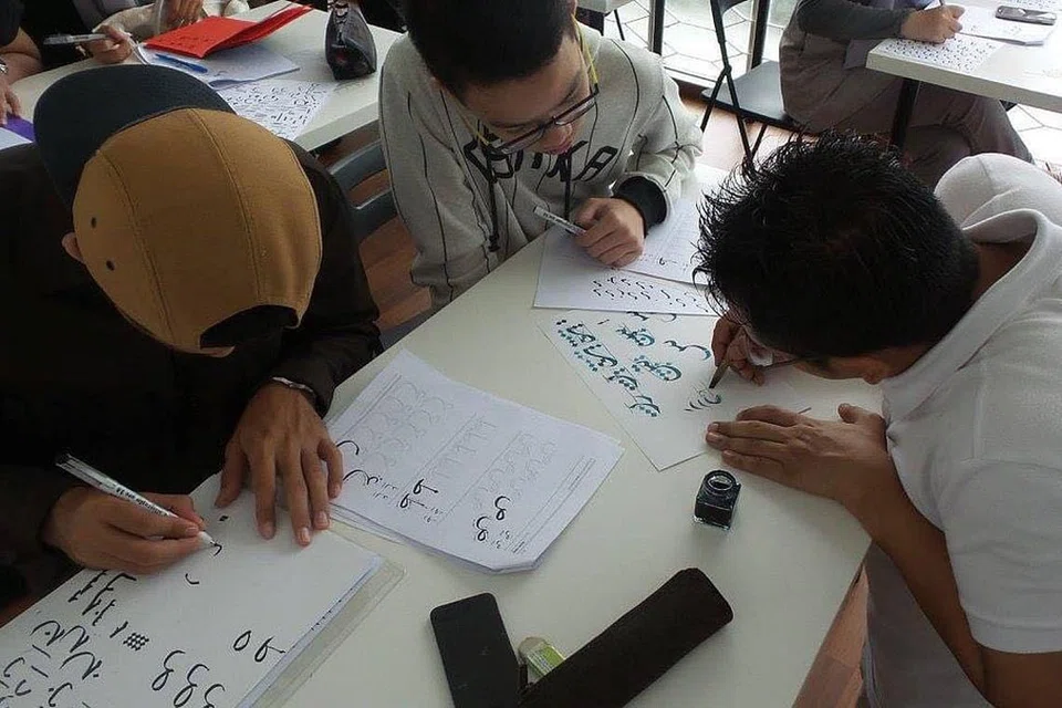 PENGEMBANGAN ILMU: Perubahan baik dalam bahasa, pengetahuan agama dan kesenian, contohnya penulisan khat, memang sesuatu yang lazim berlaku dan mencerminkan perubahan yang berlaku dalam masyarakat. - Foto AS-SOUQ ARABIC CENTRE