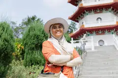 Cik Siti Zaleha Zainal merupakan satu-satunya pemandu pelancong Melayu yang mengendalikan lawatan berpandu bagi menerangkan sejarah dan simbolik struktur yang terdapat di Taman Cina.