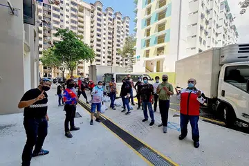 SUMBANG TENAGA: Sukarelawan Masjid Al-Ansar menyumbang tenaga - termasuk dalam pandemik Covid-19 - mengagih barang makanan kepada keluarga memerlukan. - Foto-foto MASJID AL-ANSAR