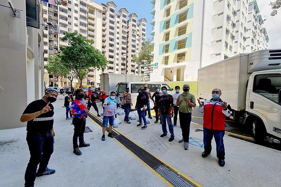 SUMBANG TENAGA: Sukarelawan Masjid Al-Ansar menyumbang tenaga - termasuk dalam pandemik Covid-19 - mengagih barang makanan kepada keluarga memerlukan. - Foto-foto MASJID AL-ANSAR