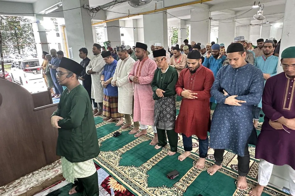 Ustaz Muhammad Syahid Salleh (depan, berbaju hijau), Pegawai Kanan Agama Masjid (SMRO) di Masjid Hasanah, menjadi imam bagi solat Raya 2024 untuk sesi kedua di Pandan Gardens. 