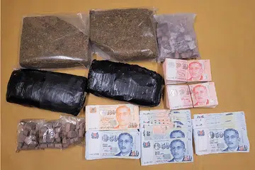 OPERASI CNB: Dadah dan wang tunai yang dirampas dari sebuah unit di Woodlands Crescent pada 24 Ogos 2018.