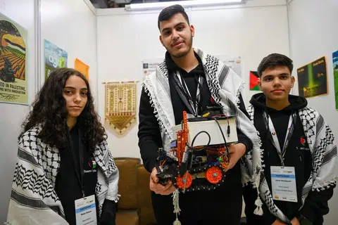 Peserta Palestin - (dari kiri) Razan Shawar, Mustafa Assi dan Jehad Abudayyeh - yang bertanding dalam kategori Inovator Akan Datang (Future Innovators) bersama projek mereka.