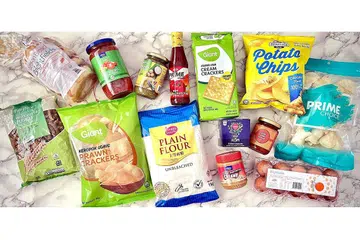 PILIHAN LEBIH LUAS: Beberapa pasar raya di sini mengusahakan pelbagai penawaran produk dari luar negara kepada pengguna setempat pada harga berpatutan. - Foto fail