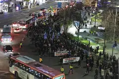 Para pekerja mengadakan tunjuk perasaan bagi menuntut Presiden Korea Selatan, Encik Yoon Suk Yeol, dipecat dan didakwa ekoran pelaksanaan dekri undang-undang tentera dan membatalkannya sejurus kemudian.