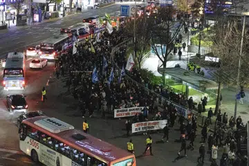 Para pekerja mengadakan tunjuk perasaan bagi menuntut Presiden Korea Selatan, Encik Yoon Suk Yeol, dipecat dan didakwa ekoran pelaksanaan dekri undang-undang tentera dan membatalkannya sejurus kemudian.