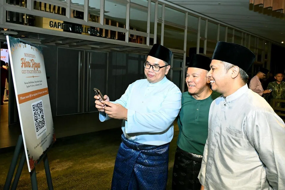 Anggota Parlimen (AP) Parti Pekerja (WP), Encik Fadli Fawzi (GRC Aljunied) (kiri) dan Encik Abdul Muhaimin Abdul Malik (GRC Sengkang) (kanan), bersama mantan AP GRC Aljunied, Encik Faisal Manap antara tetamu yang hadir di majlis Perjumpaan Hari Raya Menteri 2026.