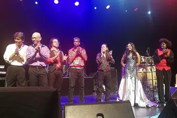 ALLEYCATS MASIH 'BERBISA': Datuk David Arumugam (kanan) dan anggota Alleycats yang lain termasuk anak saudaranya, Dasha Loganathan (dua dari kanan), membuktikan bahawa lagu-lagu cinta malar segar yang mereka persembahkan masih bertakhta di hati ramai sekian lama. - Foto BH oleh ZALEHA ABDUL KADER