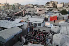 Kanak-kanak Palestin menonton filem kartun yang ditayangkan menerusi pawagam bergerak anjuran Yayasan Masharawi bagi Perfileman dan Pembikin Filem di sebuah kem khemah bagi penduduk yang kehilangan tempat tinggal di Bandar Gaza pada 2 September. Tayangan itu diadakan ketika masa depan penduduk Gaza terus menjadi perdebatan, dengan Menteri Keselamatan Negara Israel, Encik Itamar Ben Gvir, mengemukakan rancangan untuk memindahkan sehingga hampir 1.9 juta penduduk Palestin keluar dari wilayah itu dalam tempoh tujuh tahun.