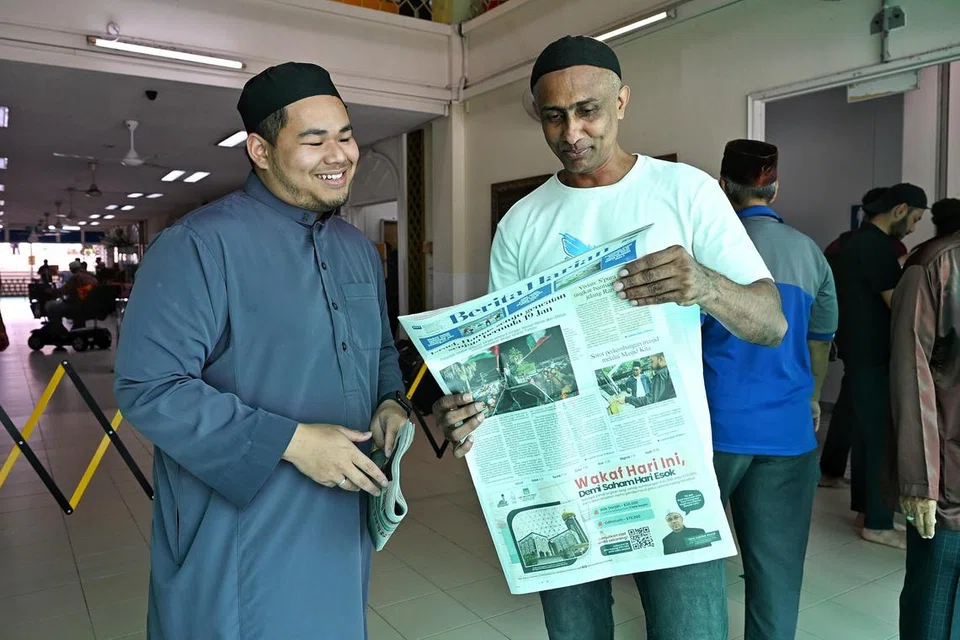 Anggota jemaah Masjid Darussalam, Encik Muhammad Yunus Shahabuddin (kanan) berkata di samping menyampaikan maklumat mengenai masjid di surat khabar, usaha itu harus diteruskan di laman media sosial. 