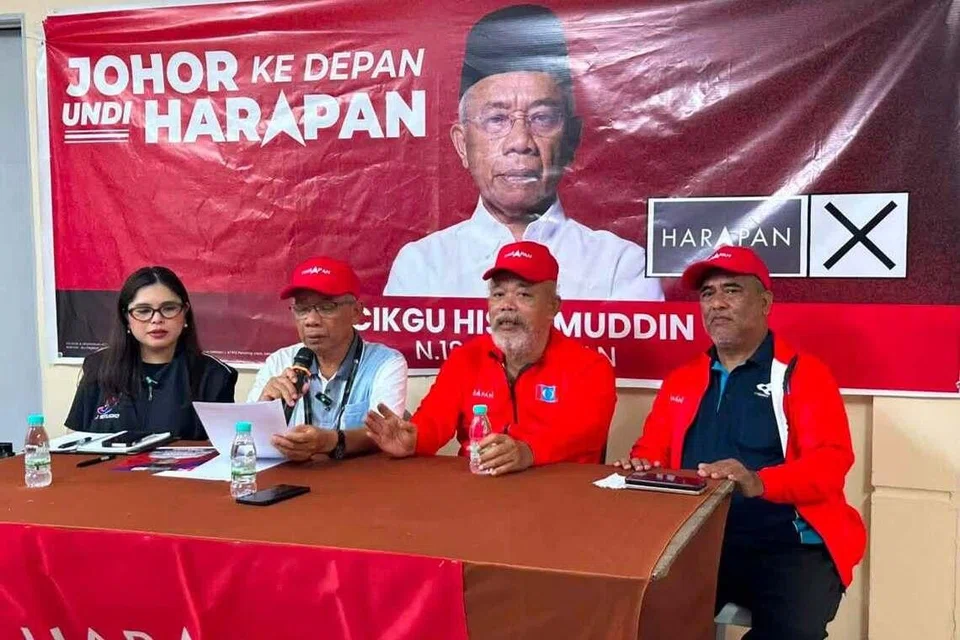 Calon Pakatan Harapan (PH) bagi kerusi Dewan Undangan Negeri (DUN) Sri Medan, Encik Hishamuddin Ishak (dua dari kiri), ketika sidang media pada 2 Julai.