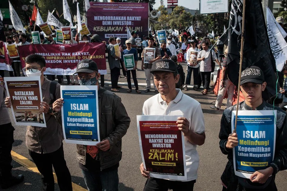 TERUS BANTAH: Rancangan pemerintah Indonesia untuk bangunkan Rempang turut menarik bantahan yang diadakan di kawasan dekat Istana Presiden di Bogor pada Ahad lalu.