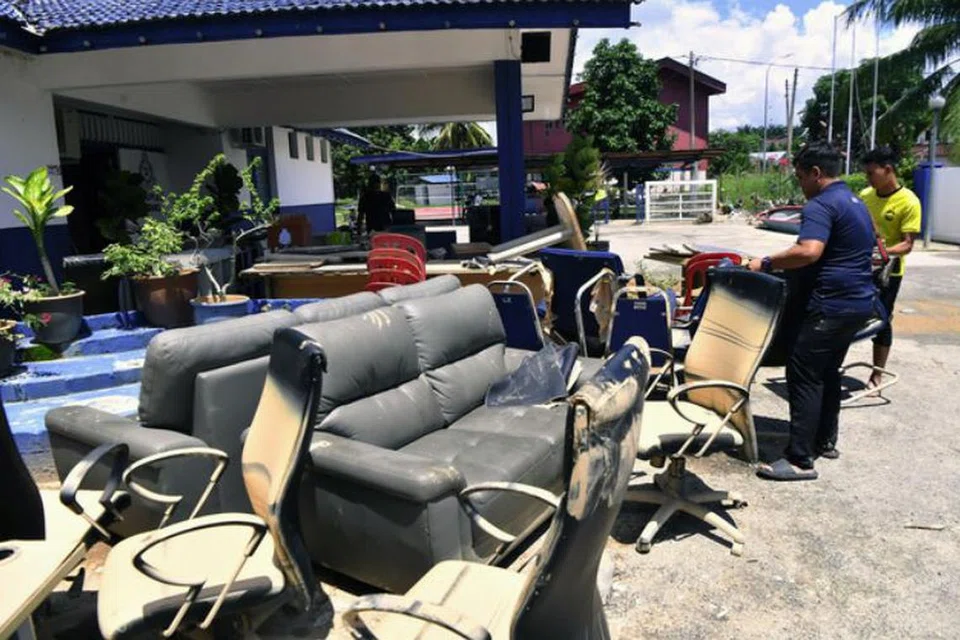 Anggota Balai Polis Lintang di Sungai Siput, Perak, giat membersihkan kesan banjir sehingga menyebabkan balai polis itu terpaksa ditutup akibat dinaiki banjir.