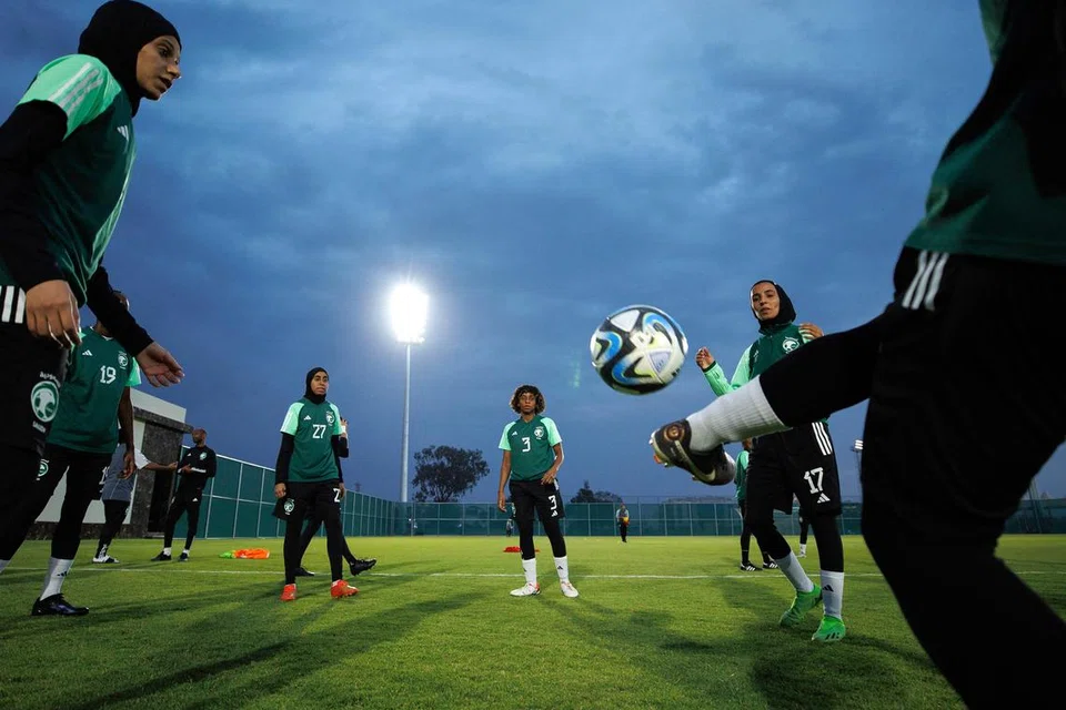 BARU DIBENTUK, NAMUN IMPIAN TINGGI: Arab Saudi telah membentuk pasukan bola sepak wanita dua tahun lalu dan kini menduduki tempat ke-171 dalam ranking Fifa.
