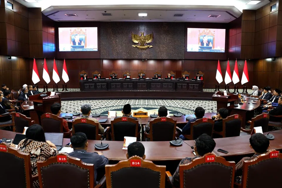 Suasana ketika Mahkamah Perlembagaan Indonesia membacakan keputusan berhubung syarat kelayakan pendidikan Naib Presiden Gibran Rakabuming Raka di Jakarta pada 6 Oktober 2026. Mahkamah menolak petisyen yang mahu Encik Gibran disingkirkan atas dakwaan gagal memenuhi syarat kelayakan dalam Pilihan Raya Presiden 2024, namun mendapati tiada bukti meyakinkan bahawa beliau memiliki diploma yang membuktikan beliau menamatkan pendidikan sekolah menengah atas di luar negara.