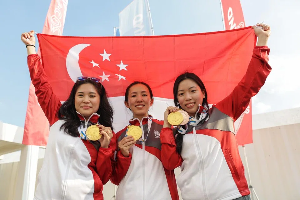 Trio penembak negara (dari kiri) Martina Amos, Jasmine Ser dan Adele Tan bergambar bersama pingat mereka pada 17 Disember selepas merangkul pingat emas acara berpasukan 50m Senapang Angin, manakala Tan turut memenangi pingat gangsa dalam acara 50m Senapang Wanita.