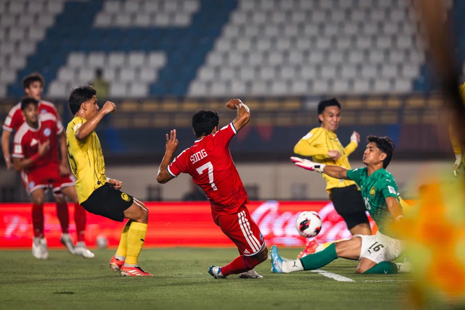 Pemain tengah, Song Ui-young (tiga dari kanan) bersama rakan pasukan cuba mencipta peluang di bahagian serangan, namun ketumpulan menjaringkan gol kekal berterusan.