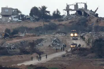 PENDUDUK CARI PERLINDUNGAN: Penduduk Palestin hampa askar Israel terus memasuki Gaza di sempadan dengan Israel di tengah-tengah konflik yang masih belum reda.