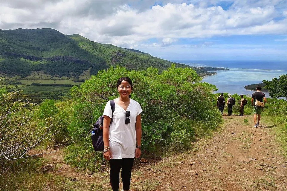 PENDAKIAN PENUH SEJARAH: Penulis bergambar berlatarbelakangkan pemandangan indah di Gunung Le Morne yang kaya dengan sejarah dan lambang penting bagi warga Mauritius. - Foto ERVINA MOHD JAMIL