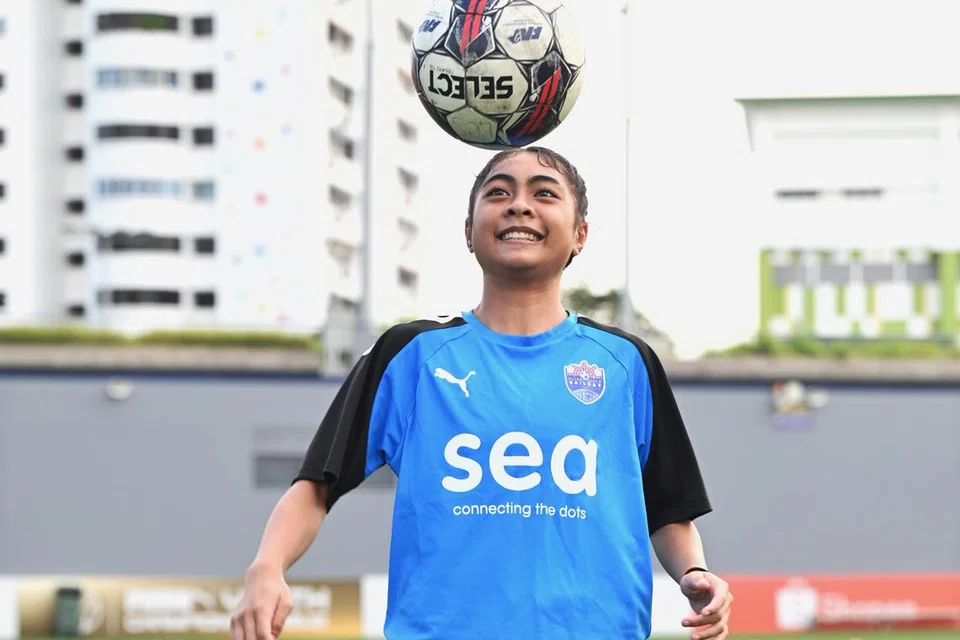 Kekuatan jasmani dan teknik gerak kaki adalah dua aspek penting ketika beraksi bersama dan menentang pemain lelaki, kata pemain bola sepak dari Lion City Sailors, Nur Ain Salleh. 