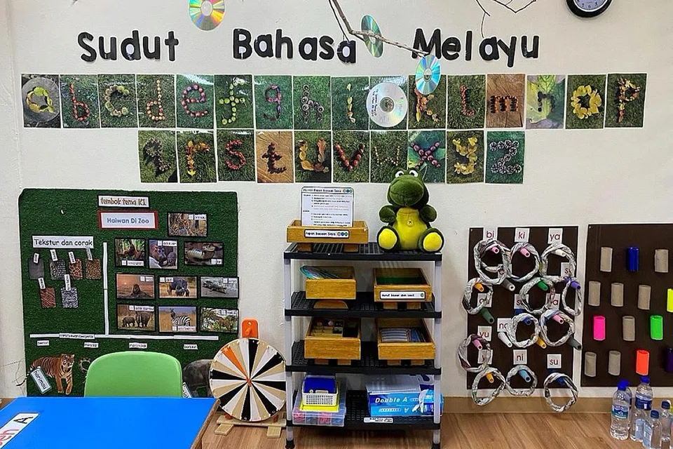 SUDUT KHAS: Suasana pembelajaran di Sudut Bahasa Melayu Pusat Pendidikan PCF Sparkletots Paya Lebar (gambar aktiviti diambil sebelum penularan Covid-19). - Foto ihsan CIK NUR' AIN ISMAIL