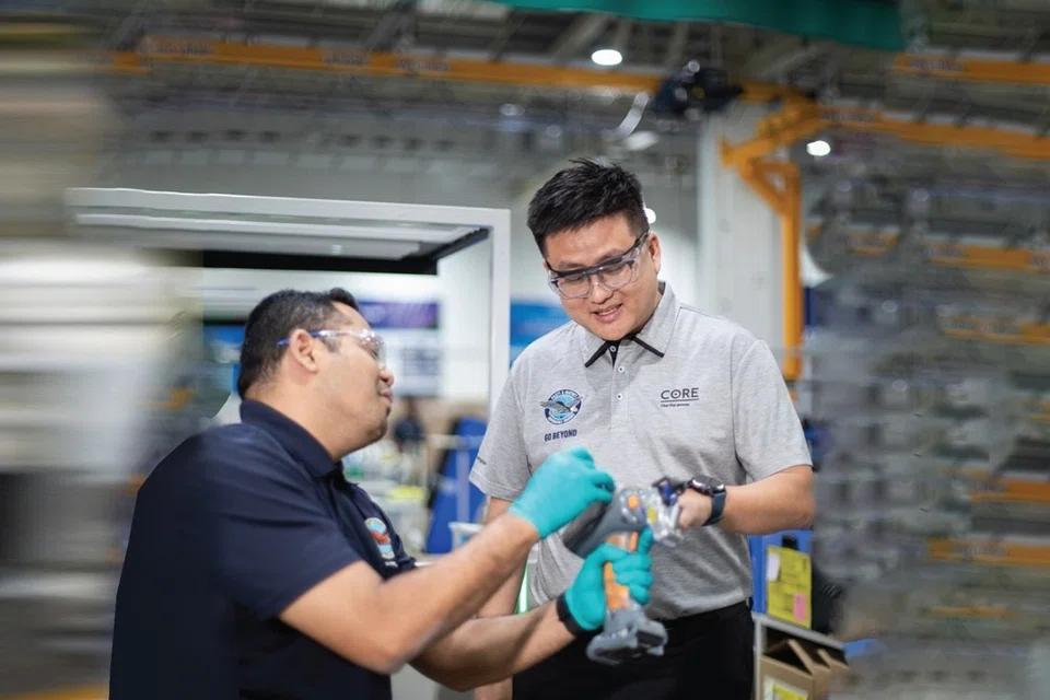 Sokongan syarikat jadi pemangkin kejayaan Encik Fadhil Muhammed (kanan), bersama Pratt & Whitney. 