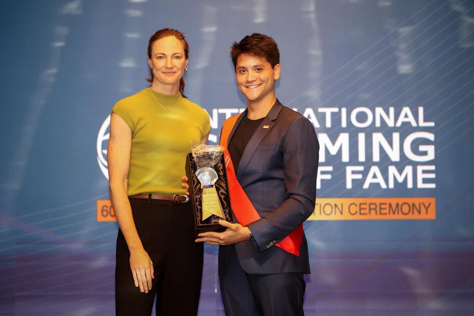 Perenang Singapura, Joseph Schooling (kanan), dilantik ke dalam Dewan Kemasyhuran Renang Antarabangsa (ISHOF) oleh bekas perenang Australia, Cate Campbell.