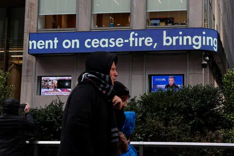Orang ramai melintasi papan pemberitahuan Fox News yang mengumumkan perjanjian gencatan senjata antara Israel dan Hamas di ibu pejabat News Corp dan WSJ di New York City, Amerika Syarikat, pada 15 Januari.
      