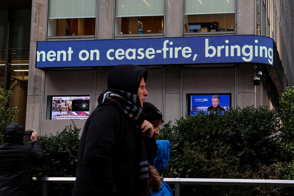 Orang ramai melintasi papan pemberitahuan Fox News yang mengumumkan perjanjian gencatan senjata antara Israel dan Hamas di ibu pejabat News Corp dan WSJ di New York City, Amerika Syarikat, pada 15 Januari.
      