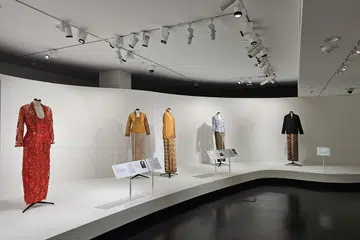CERITA DI SEBALIK KEBAYA: Terdapat pelbagai jenis kebaya yang dipamerkan bersama cerita atau anekdot menarik tentang si pemakai di pameran ‘Her Kebaya’ di Muzium Peranakan.  