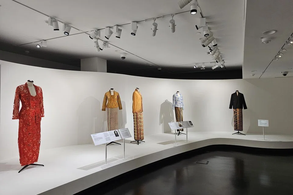CERITA DI SEBALIK KEBAYA: Terdapat pelbagai jenis kebaya yang dipamerkan bersama cerita atau anekdot menarik tentang si pemakai di pameran ‘Her Kebaya’ di Muzium Peranakan.  