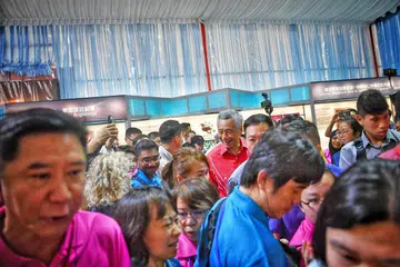 BERSAMA WARGA: Perdana Menteri Lee Hsien Loong menghadiri pelancaran River Hongbao Ahad lalu. - Foto BH oleh ARIFFIN JAMAR