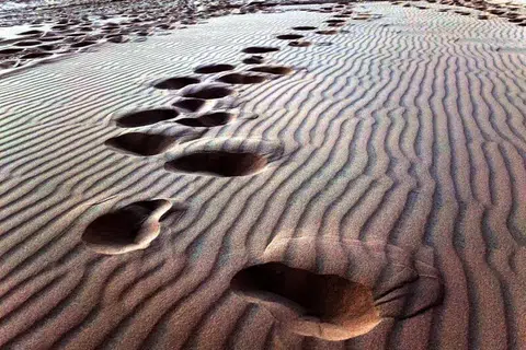 BAGAI JEJAKI SAHARA: Padang pasir dengan beting pasir putih di Mui Ne ini menakjubkan pandangan mata meskipun tiada unta seperti di padang pasir Sahara, Afrika.