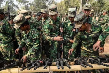 LATIHAN BERSENJATA: Anggota kumpulan pemberontak etnik Tentera Pembebasan Nasional Ta'ang (TNLA) mengangkat senjata ketika latihan di kem pangkalan mereka di kawasan perhutanan di utara wilayah Shan, Myanmar. - Foto AFP