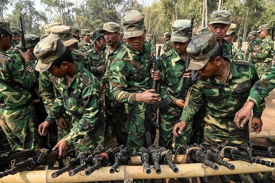 LATIHAN BERSENJATA: Anggota kumpulan pemberontak etnik Tentera Pembebasan Nasional Ta'ang (TNLA) mengangkat senjata ketika latihan di kem pangkalan mereka di kawasan perhutanan di utara wilayah Shan, Myanmar. - Foto AFP