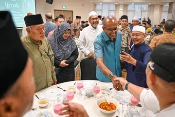 Menteri (Ehwal Dalam Negeri merangkap Undang-Undang), Encik K. Shanmugam (kedua dari kanan) bersama Pengerusi Masjid Khalid, Encik Alla’udin Mohamed (tiga dari kanan) dan Menteri Negara (Ehwal Dalam Negeri merangkap Pembangunan Negara), Profesor Madya Dr Muhammad Faishal Ibrahim (belakang) menyertai majlis berbuka puasa di Masjid Khalid pada 25 Mac.